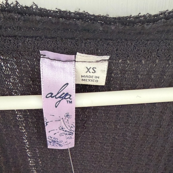 Alya Black Ribbed Button-Front Top 🌿 - Picture 2 of 5